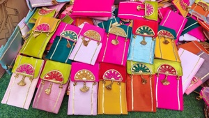 Pochette pour téléphone portable en soie ethnique artisanale avec travail Gota Patti, sac bandoulière traditionnel en tissu artisanal pour femmes - Product Image 2