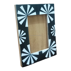Cadre photo moderne haut de gamme fait main en MDF 6x4 pouces, écologique, avec incrustation de résine motif pétale noir ivoire, décoration artistique de table pour la maison - Product Image 3