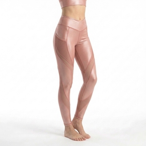 Leggings de fitness para mujer diseñados para la movilidad, con tela elástica, acabado suave y un ajuste que brinda soporte para el día a día. - Product Image 4