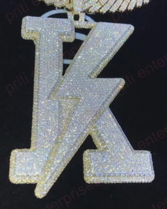 จี้ฮิปฮอปประดับเพชรโมอิสซาไนต์ เครื่องประดับแร็ปเปอร์ เงินแท้ 925 จี้ตัวอักษรแบบกำหนดเอง ชุบทอง 18K สำหรับผู้ชาย - Product Image 1