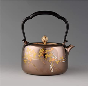 Tetera de plata fina con grabados detallados de hojas y elegantes patas de trípode. Belleza clásica disponible a precios de mayorista. - Product Image 6