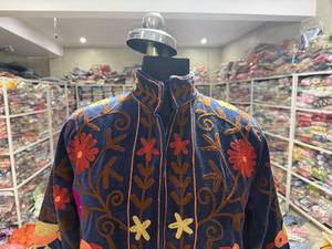 Chaqueta de terciopelo floral bordada a mano para mujer, manga larga, cierre de cremallera, estilo étnico de otoño, regalo para ella - Product Image 4