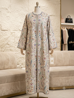 Coton naturel tricoté et brodé avec un motif Paisley, matière de base pour veste ethnique, lehenga ou abaya pour femme.
