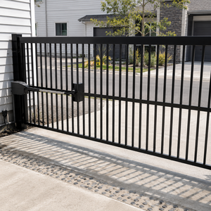 Puerta Corredera Automática de Metal Negro para Entrada de Vehículos, Puerta de Seguridad Moderna de Acero con Barra Vertical para Uso Residencial en Exteriores - Product Image 1