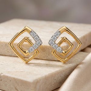 Boucles d'oreilles clous en or jaune avec diamants de laboratoire, motif carré ajouré entrelacé - Product Image 2