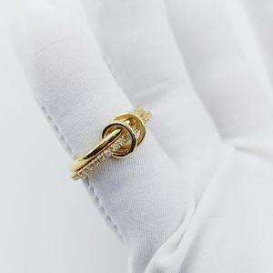 Bague en or à double bande entrelacée avec diamants pour femme, design nœud pavé, bijoux fins élégants - Product Image 4