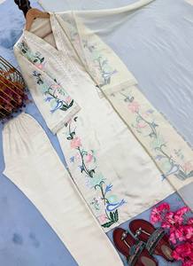 Lanzamiento del Nuevo y Elegante Conjunto de Fiesta de Diseñador: Vestido Largo de Corte Regular con Estampado de Vidrio Romano y Dupatta, Sin Arrugas y Reversible - Product Image 5