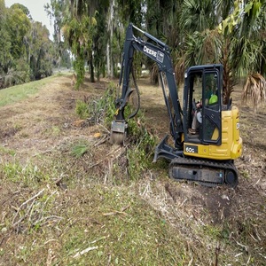 Mini-excavatrice John Deere avec broyeur, système hydraulique puissant, machine robuste pour un défrichement et des travaux d'excavation efficaces - Product Image 5