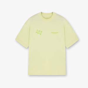 เสื้อยืดคอกลมแขนสั้นสีเหลืองอ่อนสำหรับผู้ชายพร้อมพิมพ์ตัวอักษรด้านหน้าเสื้อเชิ้ตผ้าฝ้ายเจอร์ซีย์ทรงพอดีตัวแบบลำลอง - Product Image 1