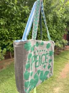 Bolso de terciopelo bordado con motivos de pájaros y corazones, estilo bohemio, para compras en todas las estaciones. - Product Image 2