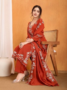 Conjunto de Salwar Kameez de Seda Naranja Rústico de Lujo con Bordado Zari Plateado, Kurta Recta, Pantalón y Dupatta para Bodas y Fiestas Indias y Pakistaníes - Product Image 1