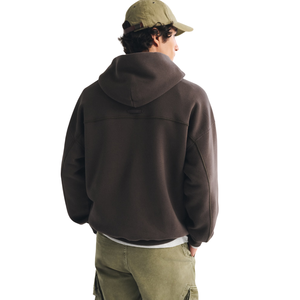 Sweat à capuche marron personnalisé pour homme, logo minimaliste sur la poitrine, streetwear haut de gamme, fabricant de vêtements OEM, fournisseur en gros - Product Image 2