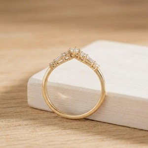 Bague minimaliste empilable en or massif 10K 14K 18K, avec 5 pierres rondes et 2 pierres baguette coniques en forme de V, clarté E, certifiée IGI VVS - Product Image 4