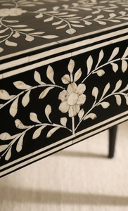 Table console en os incrusté, faite à la main, style traditionnel, table d'entrée, accent floral noir et blanc pour salon et chambre - Product Image 4