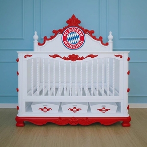 Cuna para Bebé Tallada a Medida, de Indonesia, con Tela de Terciopelo, del Bayern Múnich FC - Product Image 1