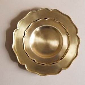 Bandeja de servir de latón hecha por artesanos expertos que aportan belleza hereditaria a los espacios de comedor modernos - Product Image 2