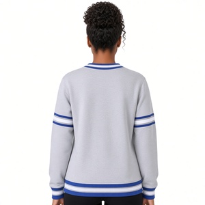 Sudadera de cuello redondo de chenilla gris Zeta Phi Beta para mujer, jersey de forro polar gris jaspeado con letras griegas y bolsillo canguro a rayas - Product Image 4