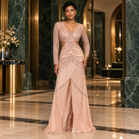 Robe de soirée pêche perlée à découpes avec manches longues transparentes |   Robe de soirée longue avec col en V et fente avant discrète
