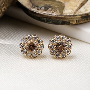Pendientes de Oro Amarillo de 14k con Morganita Natural Redonda y Halo Floral de Diamantes, Joyas Memoria, Venta al Por Mayor - Product Image 2