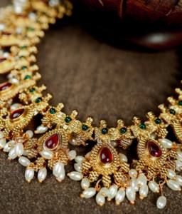 Collar chapado en oro con acabado antiguo, hecho a mano, con piedra roja y perlas, estilo Guttapusalu, gargantilla para novias, bodas, compromisos y fiestas. - Product Image 2