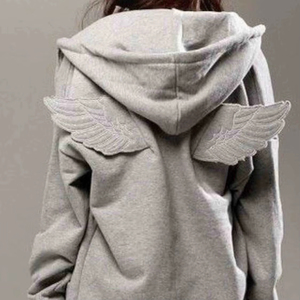 Sweat-shirt à capuche gris pour femme, broderie professionnelle Aile d'ange, style Kawaii, avec décoration d'aile au dos et logo personnalisé - Product Image 4