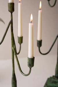 Elegante Juego de 2 Candelabros de Hierro con Pátina Verde, Portavelas de 5 Brazos, Decoración Duradera para el Hogar - Product Image 3
