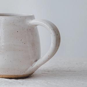 Taza de Café de Cerámica Moderna con Esmalte Natural Moteado, Superficie Texturizada, Asa de Agarre Firme, Diseño que Retiene el Calor para una Vida Acogedora - Product Image 5