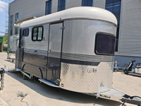 Remorque porte-chevaux sur mesure Safe-towing 2HSL-L400, couleur personnalisée, avec rampe, chargement direct, rangement, armoire et boîte à équipement.