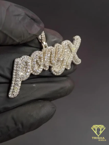 Colgante de Lujo con Nombre Personalizado en Moissanita y Diamantes, Diseño de Letras con Efecto Brillante, Estilo Hip Hop - Product Image 3