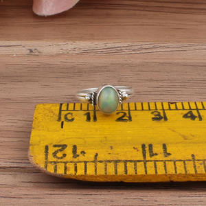 Bague en argent sterling avec opale naturelle ovale, sertie clos, pour femme, idéale pour la superposition - Product Image 4