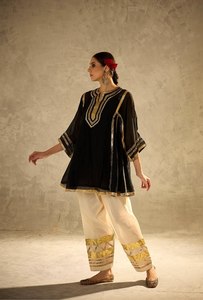 Conjunto de Ropa Étnica India y Pakistaní en Blanco y Negro, Túnica Bordada con Gota Patti y Pantalones Palazzo, para Bodas y Fiestas - Product Image 6