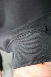 Sudadera OPTIC BLACK con cuello alto, 100% NEGRO, con apliques bordados, cuello ancho, hilos finos. - Product Image 5