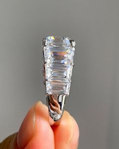 Anillo de Diamantes Baguette Cónicos Laterales Esmeralda, Diamante Cultivado en Laboratorio, Diamante Grande, Regalos de Aniversario de Bodas para Mujer, Oro Blanco de 14k - Product Image 4