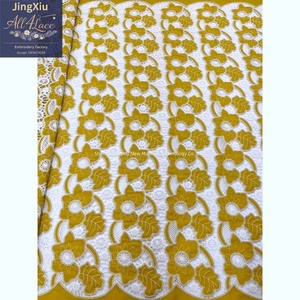 Elegante Tela de Encaje Guipur Floral Amarillo Mostaza y Blanco con Borde Festoneado para Vestido Boubou Kaftan Aso Ebi Nigeriano - Product Image 2