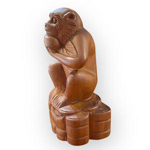 La estatua de mono intrincadamente tallada, hecha de madera de Huong, es para exhibición. - Product Image 5