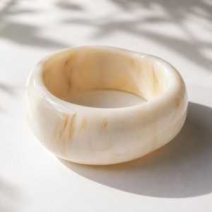 Bracelet manchette en résine marbrée faite à la main, empilable, épais, ambre émeraude, artisanat en résine, dôme en ivoire, bijoux pour femmes, vente en gros - Product Image 4