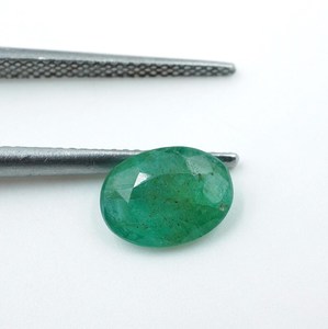 พลอยมรกตธรรมชาติ HAYAAT GEMS น้ำหนัก 1.40 กะรัต รูปทรงวงรีเหลี่ยมเพชรพลอย สีเขียว สำหรับทำแหวน ขนาด 9x6.5x3.5 มม. - Product Image 1