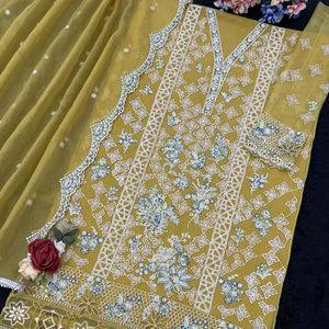 Lancement d'une collection exclusive de vêtements pakistanais pour femmes modernes, pour les occasions festives et les soirées, avec fonction de séchage rapide - Product Image 1