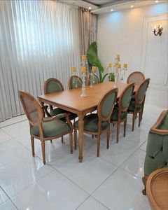 Ensemble de table à manger en bois massif artisanal de luxe pour 8 personnes, style français vintage, chaises en velours vert - Product Image 1