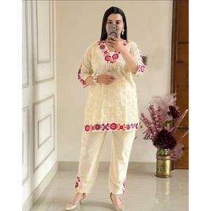 Conjunto coordinado bohemio de diseñador, top y pantalón con bordados. - Product Image 3