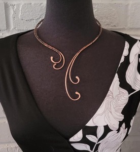 Collier en cuivre fait main, motif enroulé, bijoux en métal exquis et tendance, artisanat artisanal - Product Image 6