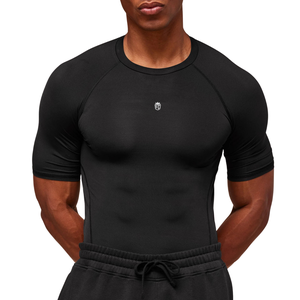 Camiseta de compresión ajustada en color negro para ropa deportiva, ropa activa y de entrenamiento para hombre con un ajuste cómodo y elástico. - Product Image 4