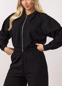 Ensemble de survêtement respirant pour femme : sweat à capuche court noir entièrement zippé et pantalon de jogging droit, personnalisable en gros (OEM) - Product Image 3