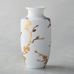 Jarrón de Esmalte Blanco con Diseño de Flor de Ciruelo Dorada, Hecho a Mano, Decoración Minimalista para Mesa - Product Image 1