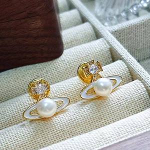 Boucles d'oreilles en perles d'eau douce naturelles de style Saturne 6-7 mm pour femmes, tendance, polyvalentes, populaires pour la vente en gros - Product Image 4