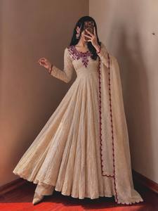 Costume Anarkali brodé crème pour femmes avec dupatta bordeaux, robe de mariage traditionnelle indienne pakistanaise longue jusqu'au sol - Product Image 3