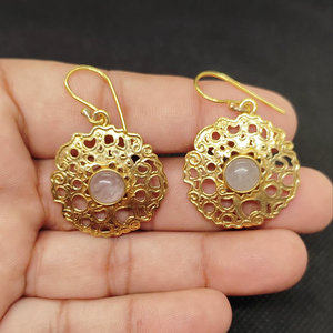 ต่างหูแบบห้อยประดับพลอยทองเหลืองส่งออกทำมือชุบทองด้วยเม็ดสีโรสควอทซ์ - Product Image 1