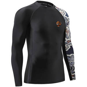 Camiseta de compresión para hombre con tejido avanzado que absorbe la humedad para entrenamiento en el gimnasio - Product Image 2