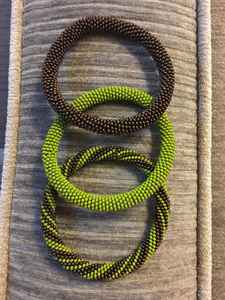 Brazalete de ganchillo con cuentas de cristal con patrón de leopardo, joyería de cuentas de cristal doradas y negras para mujer, accesorio de pulsera tubular hecho a mano - Product Image 3