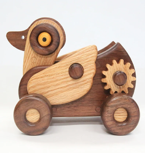 Juguete de pato de madera intrincado con alas móviles y mecanismos de engranajes visibles. Disponible a precios de mayorista - Product Image 1